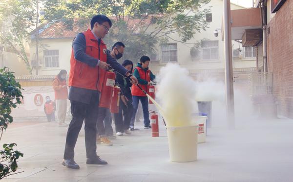 7班主任进行灭火器使用 7班主任进行灭火器使用